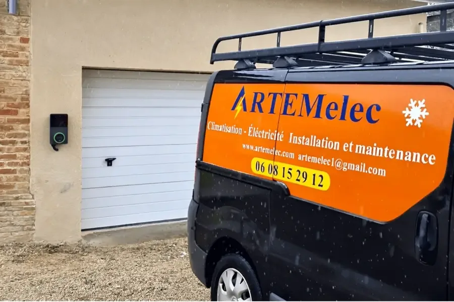 Fourgon ARTEMELEC devant un garage équipé d’une borne de recharge