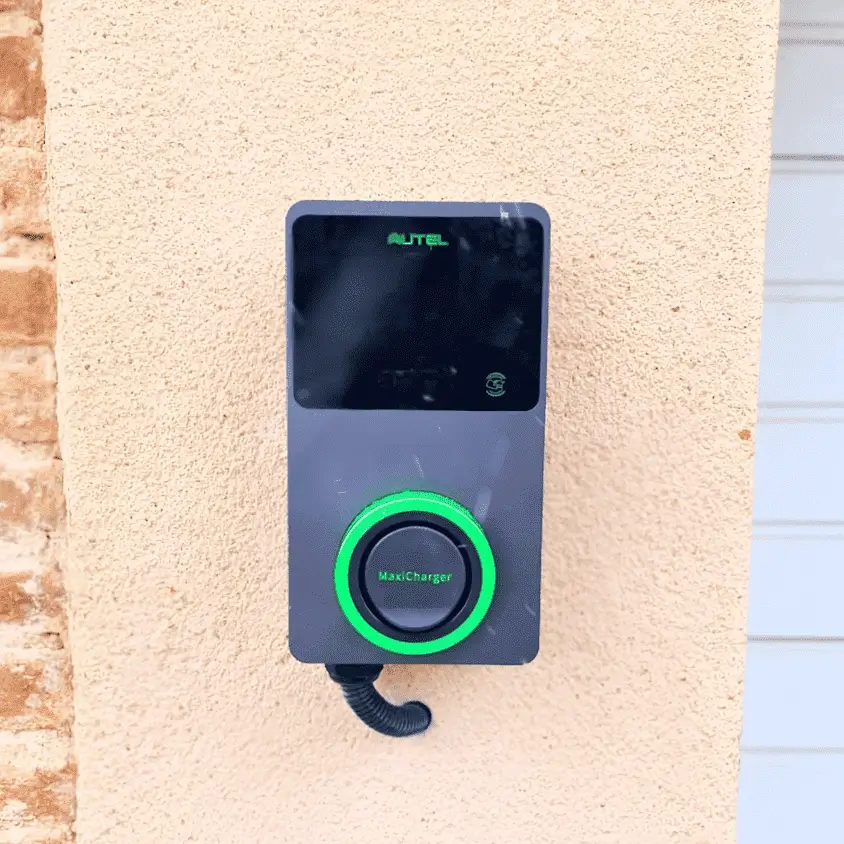 Borne de recharge Autel MaxiCharger posée sur la façade d’une maison