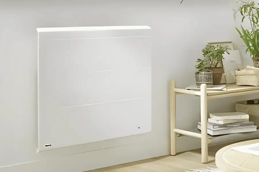 Radiateur électrique à panneau mural dans une pièce de vie, vu avec la console et le sol