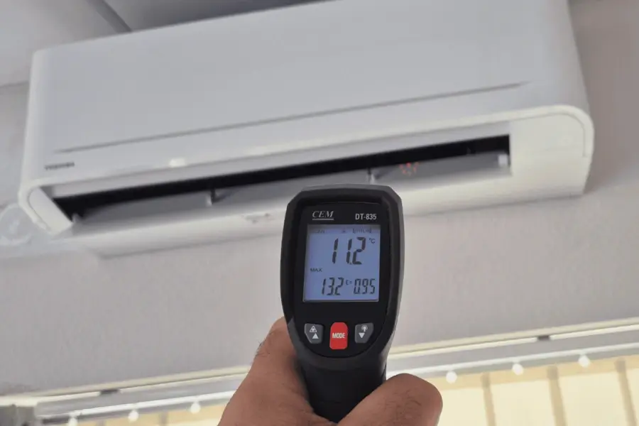 Contrôle de la température de soufflage d’une unité intérieure de climatisation au thermomètre infrarouge