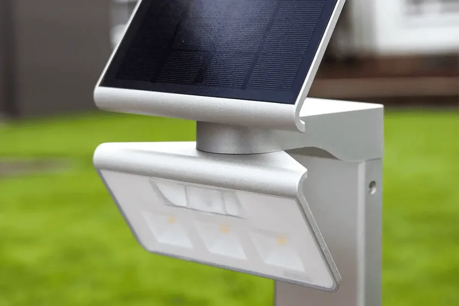Projecteur LED solaire à détection vu de près, la lentille du détecteur et les trois LED sous le panneau