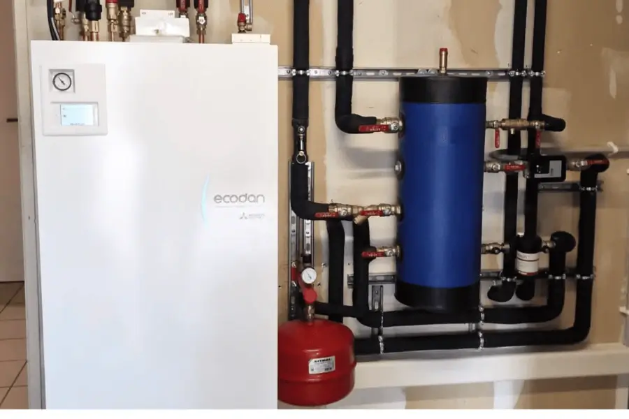 Module intérieur de pompe à chaleur air-eau Mitsubishi Ecodan et son réseau hydraulique
