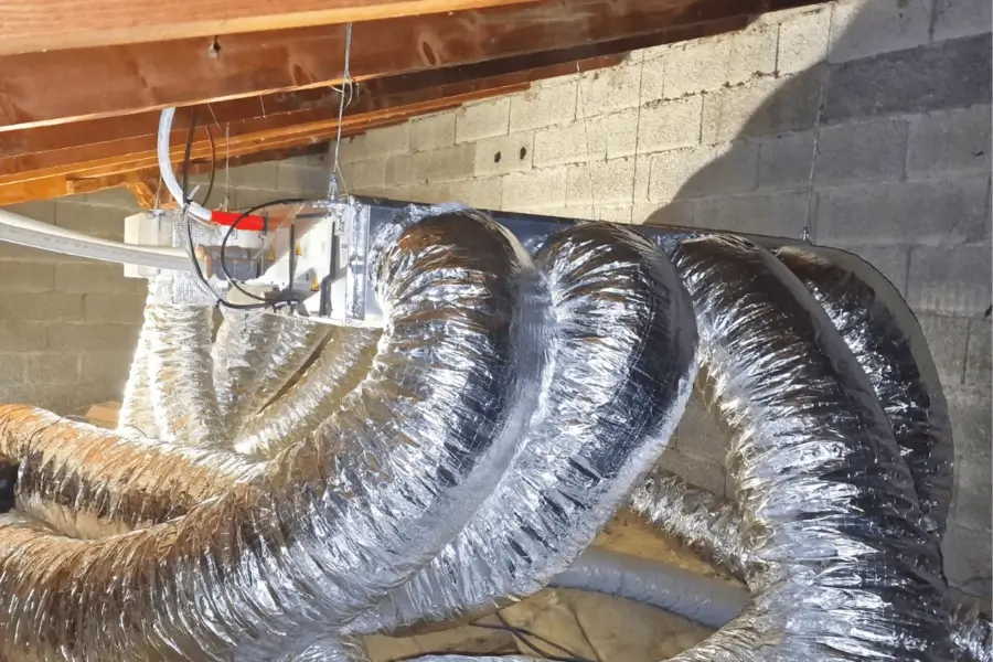 Gaines isolées d’une pompe à chaleur air-air distribuées depuis un caisson sous charpente