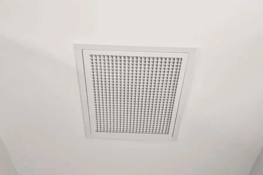 Grille de diffusion carrée au plafond d’une pièce, sortie d’air d’une pompe à chaleur air/air gainable