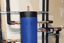 Bouteille de découplage et circuit hydraulique d’une pompe à chaleur air-eau en local technique