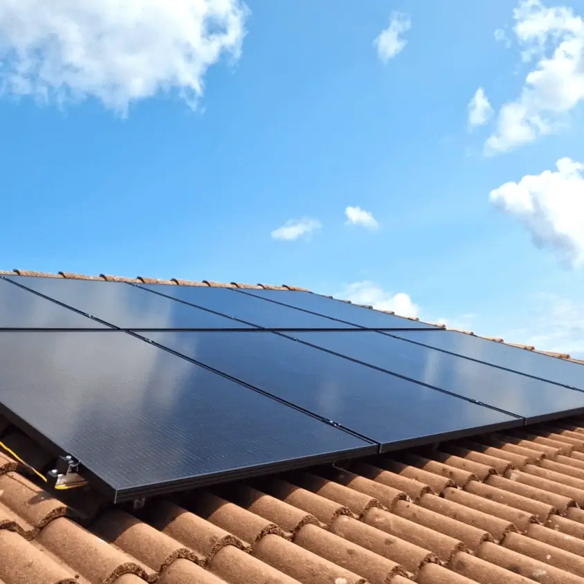 Panneaux photovoltaïques posés en surimposition sur une toiture en tuiles canal