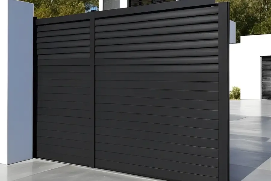 Portail coulissant en aluminium noir devant une maison contemporaine