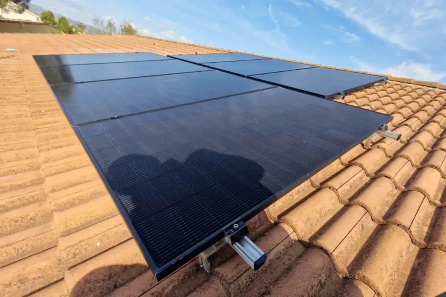 Détail des rails et des fixations d’un champ photovoltaïque sur tuiles