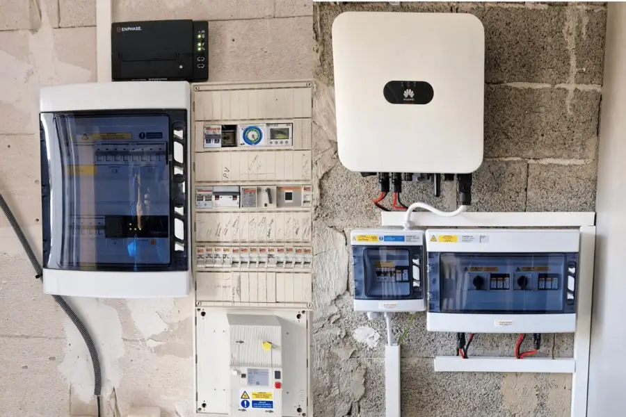 Onduleur Huawei et coffrets de protection installés à côté du tableau électrique