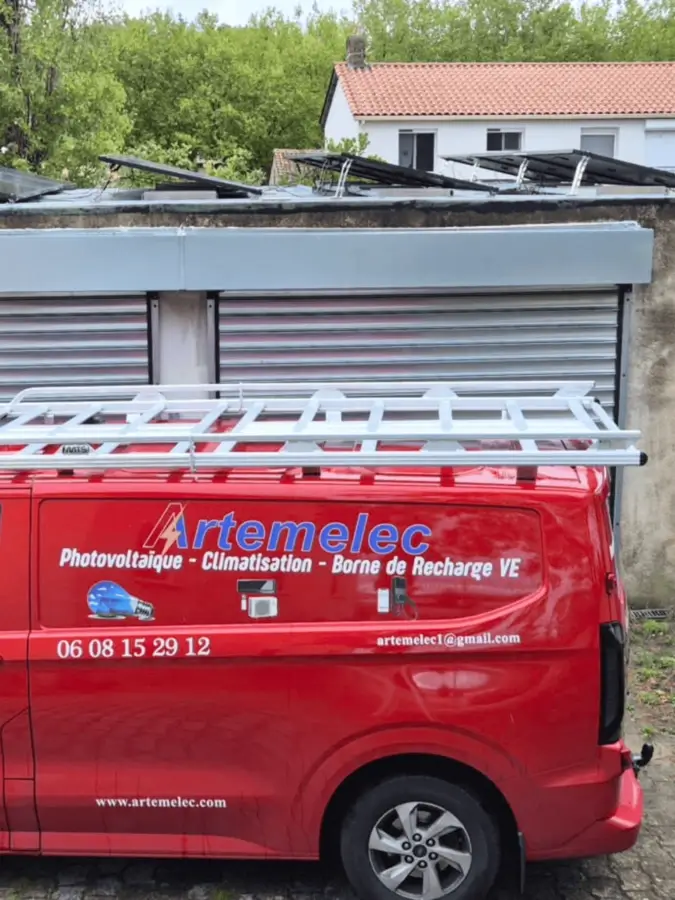 Flanc de la camionnette ARTEMELEC, floquée photovoltaïque, climatisation et borne de recharge, avec le téléphone et le site de l’entreprise
