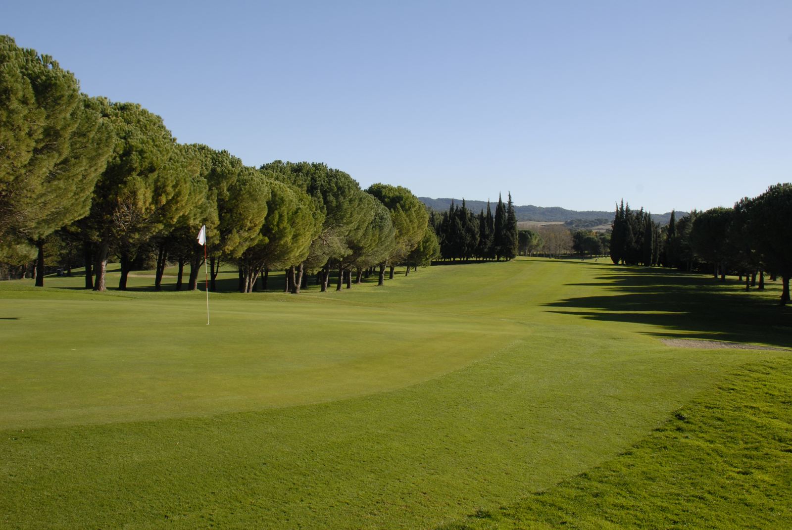 Drapeau sur un green du parcours Les Pins
