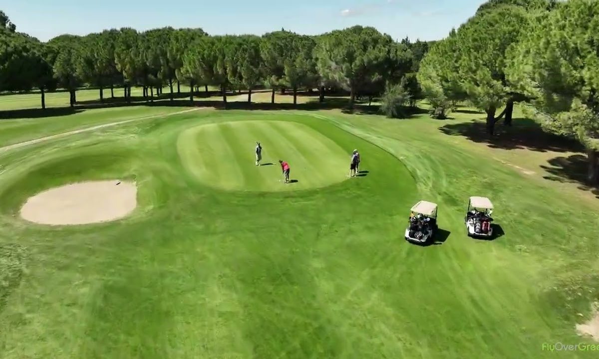 Joueurs sur le green du trou 2