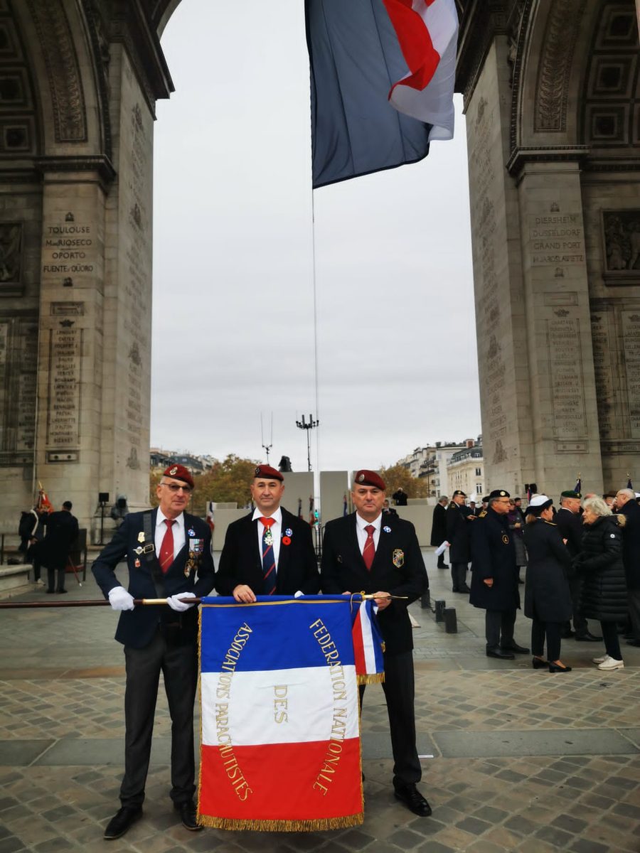 Porte-drapeaux sous l'Arc de Triomphe, 11 novembre 2024