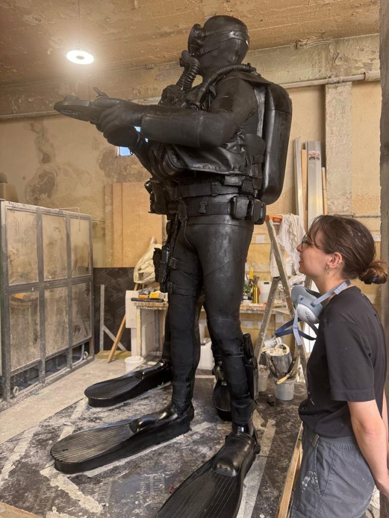 Une sculpture de nageur de combat dans l'atelier