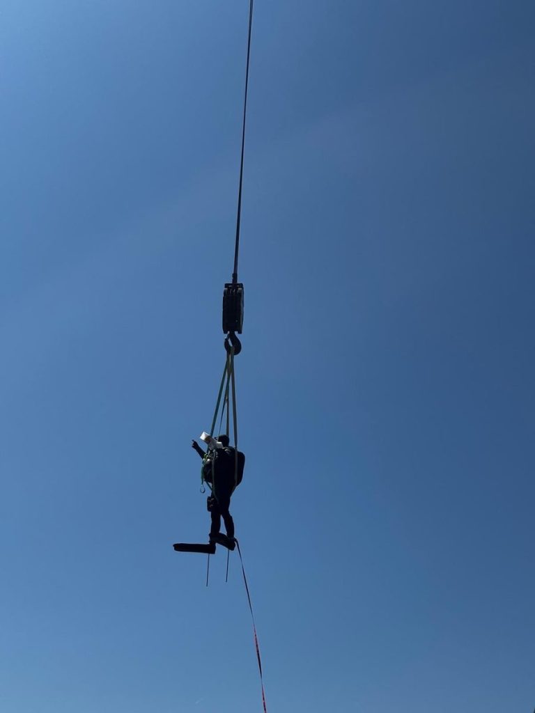 Une sculpture transportée sous un hélicoptère