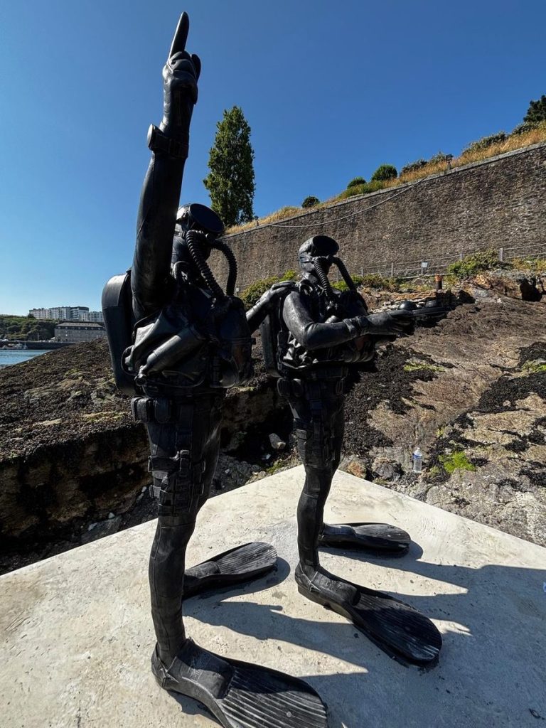 Deux sculptures de nageurs de combat sur le rocher