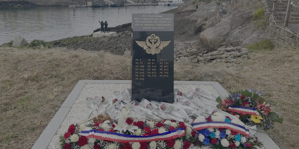 Le monument aux nageurs de combat à Brest, fleuri le jour de l'inauguration