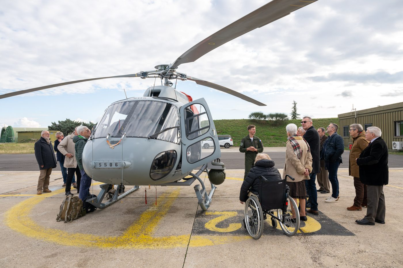 Les membres du conseil devant un hélicoptère de la BA 115