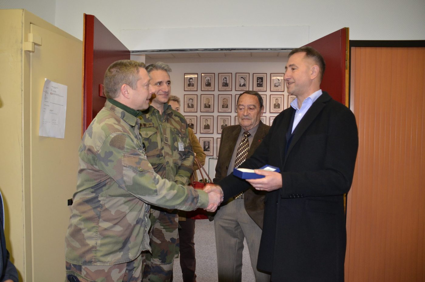 Remise d'un souvenir lors de la visite de la BA 115