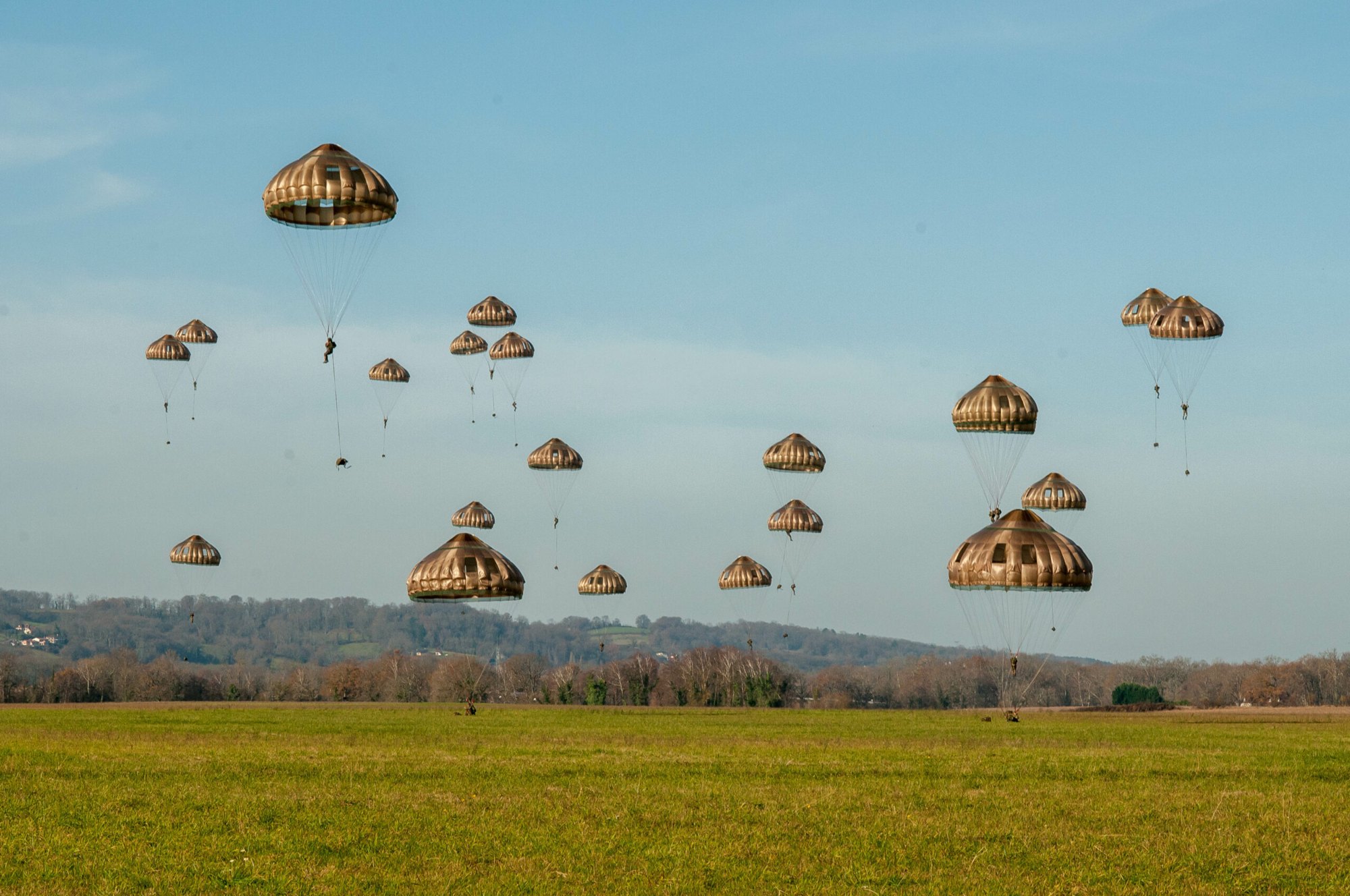 Saut en parachute de l'École des troupes aéroportées